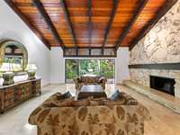 House 1971544637