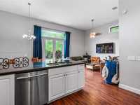 House 2400480885