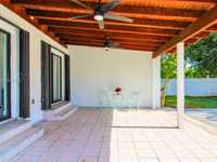House 2437807622