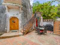 House 2573945656