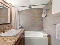 House 2871912124