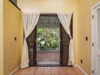 House 2750799242