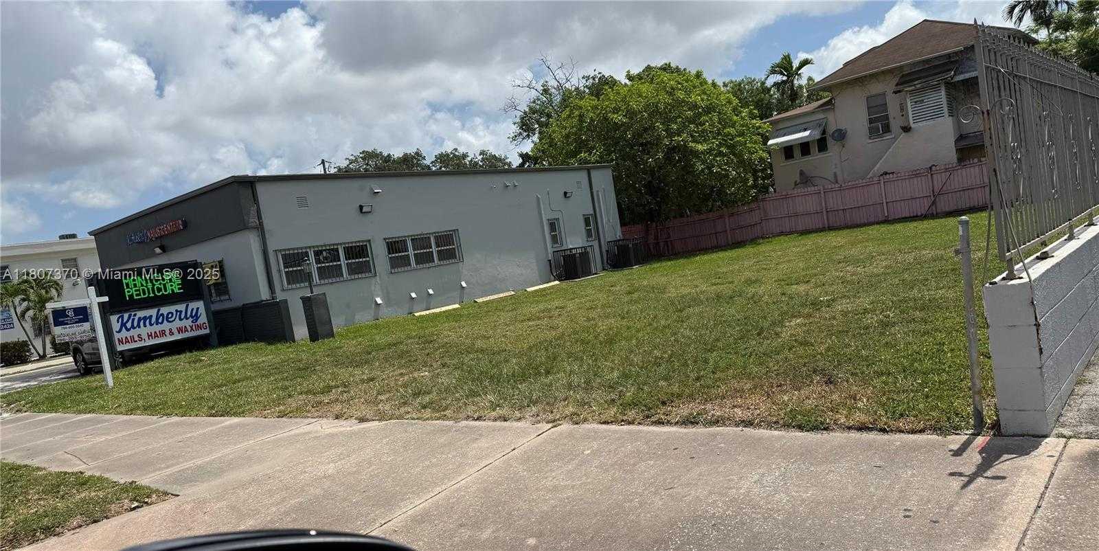 1959 SW 27th Ave Miami Florida United States, for Sale, commercial, Kimberley Gibson, InCom Commercial Example Office