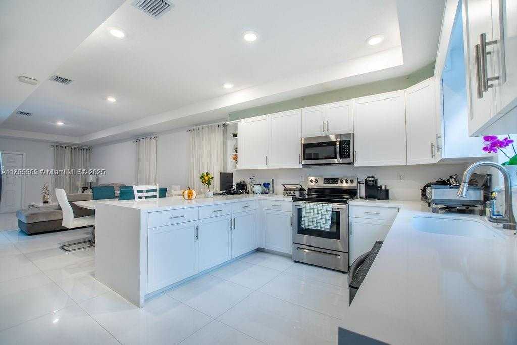 1630 SW 28th St Fort Lauderdale Florida United States, Sale Pending, residential,  , One Stop Realty - Miami