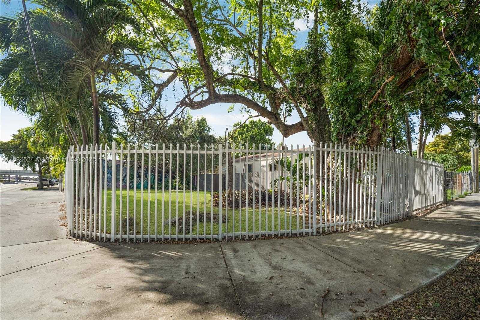 2900 NW 11th Ave Miami Florida United States, for Sale, commercial, Demo Agent, InCom Real Estate - New Example Office