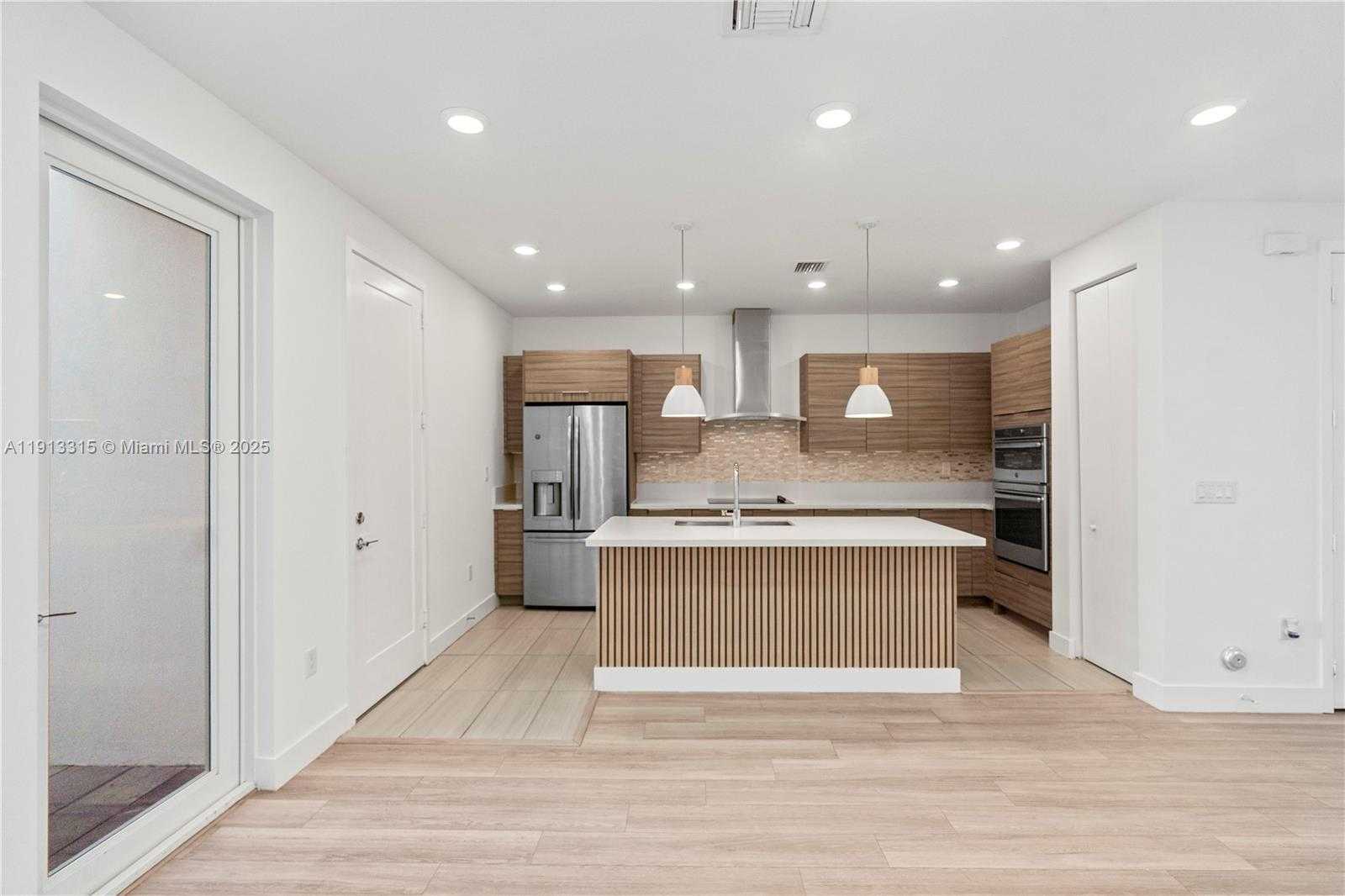 10441 NW 66th St Doral Florida United States, for Rent, residential, Roberto Villasmil, Interinvestments Realty, Inc.