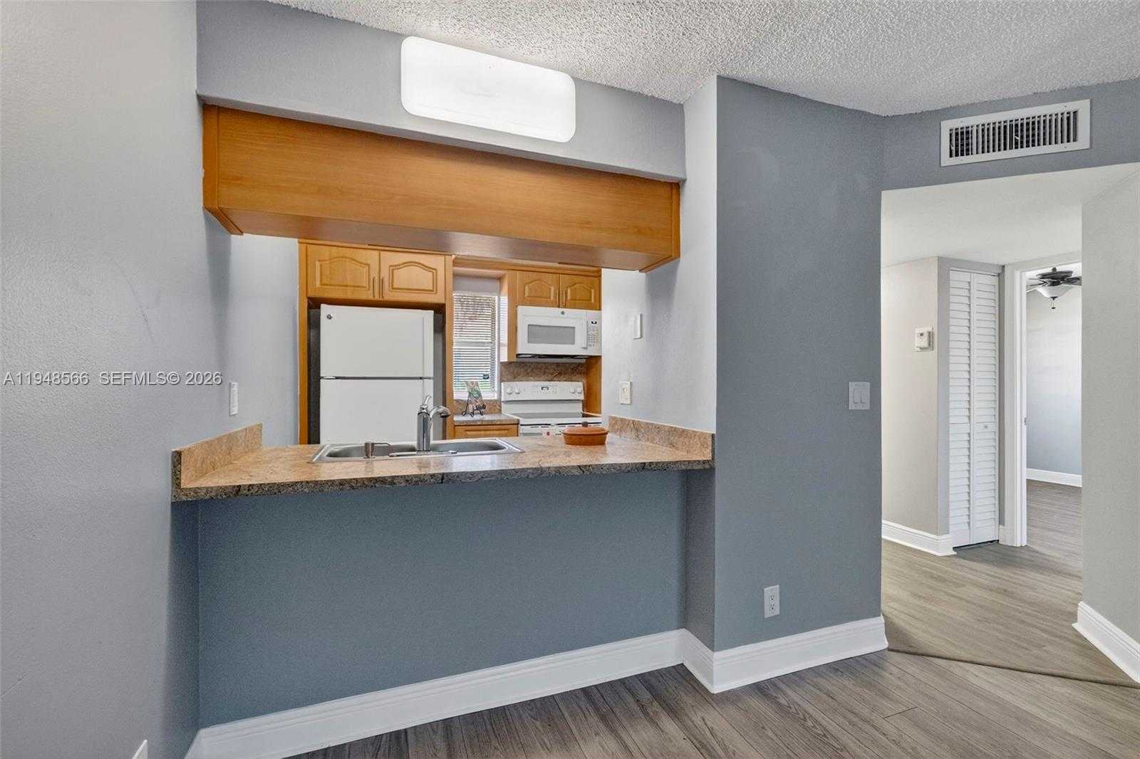 908 Twin Lakes Dr APT 8-C Coral Springs Florida United States, for Sale, residential, Pierre J Denis, Realty 100