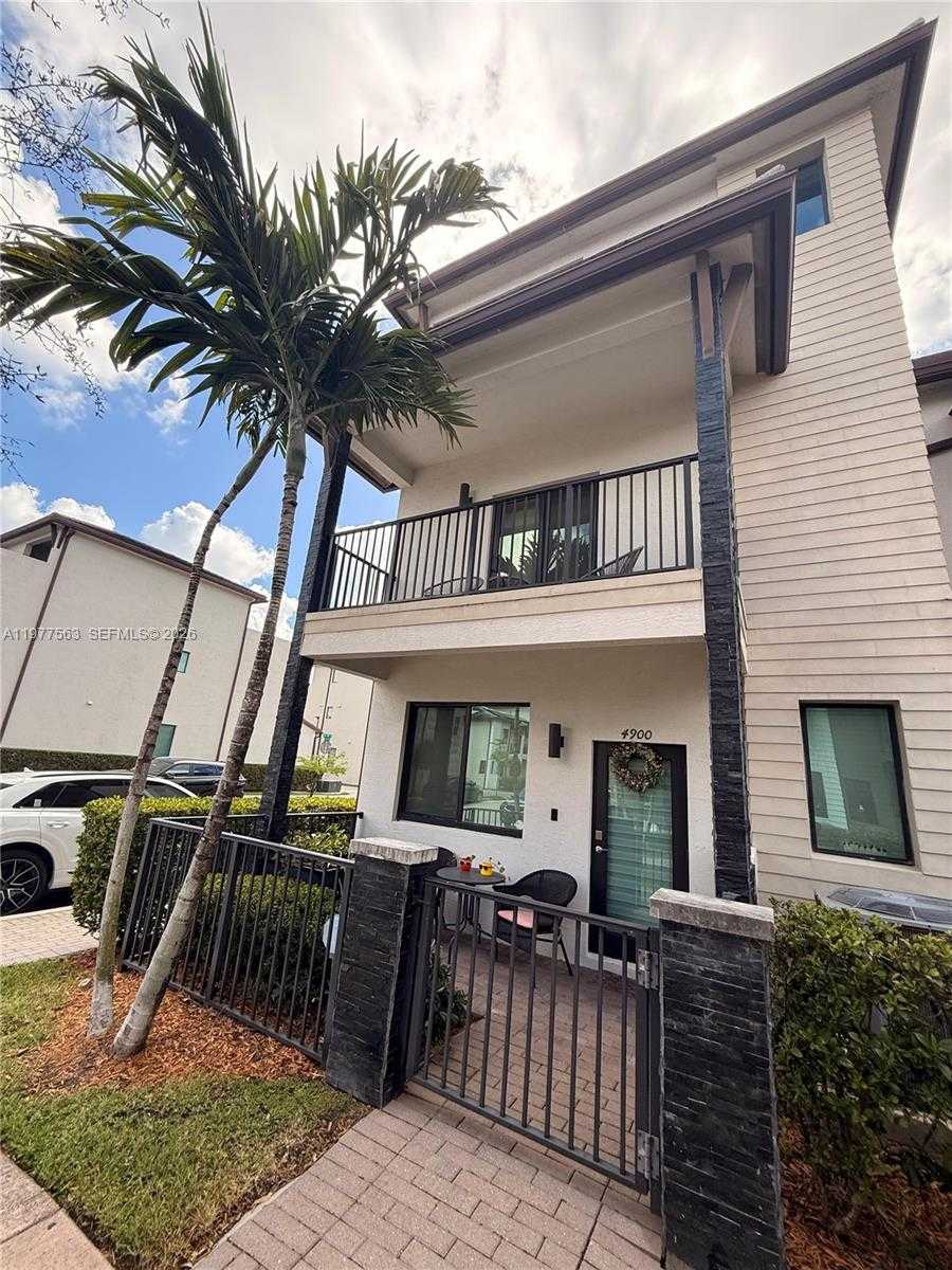 4900 NW 83rd Path Doral Florida United States, for Rent, residential, Roberto Villasmil, Interinvestments Realty, Inc.