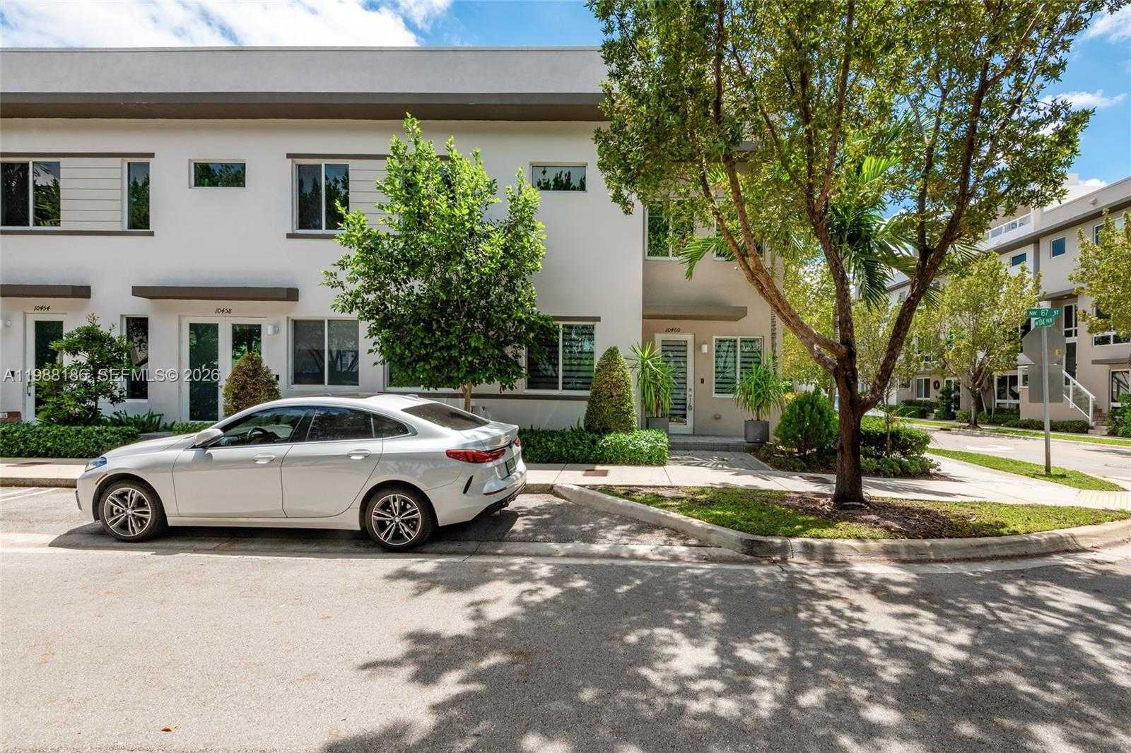 10460 NW 67th St Doral Florida United States, for Sale, residential, Roberto Villasmil, Interinvestments Realty, Inc.