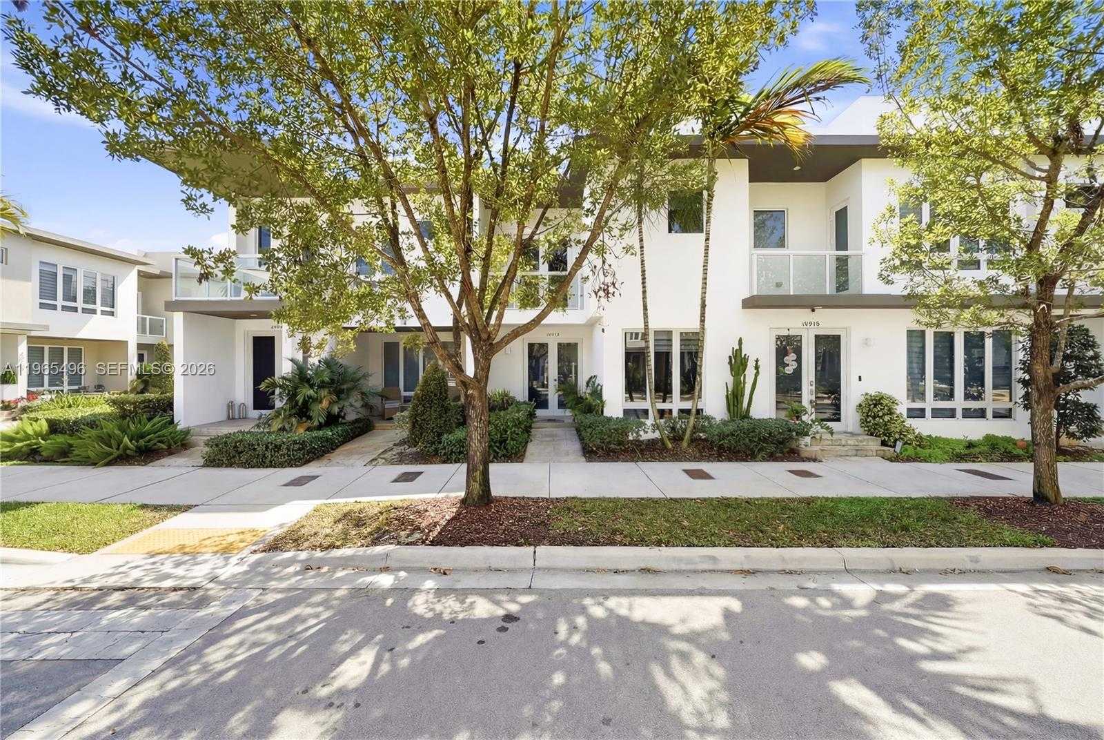10530 NW 63rd Ter Doral Florida United States, for Sale, residential, Roberto Villasmil, Interinvestments Realty, Inc.