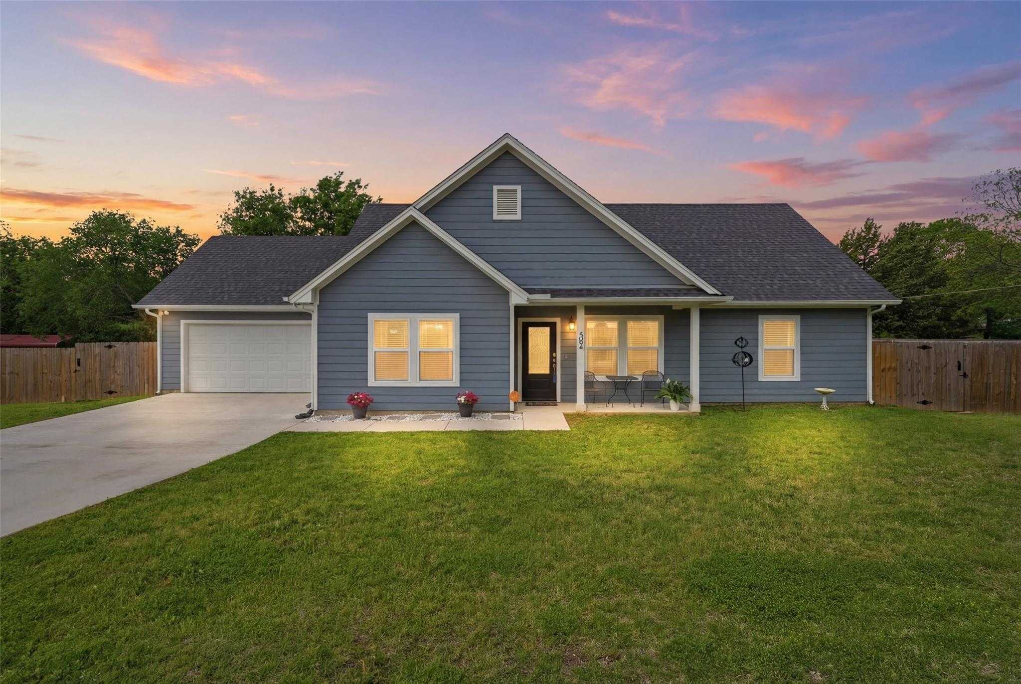 304 W Greenwood Avenue Bowie Texas United States, for Sale, residential, Stacy Fritchen, Berkshire Hathaway HomeServices PenFed Realty