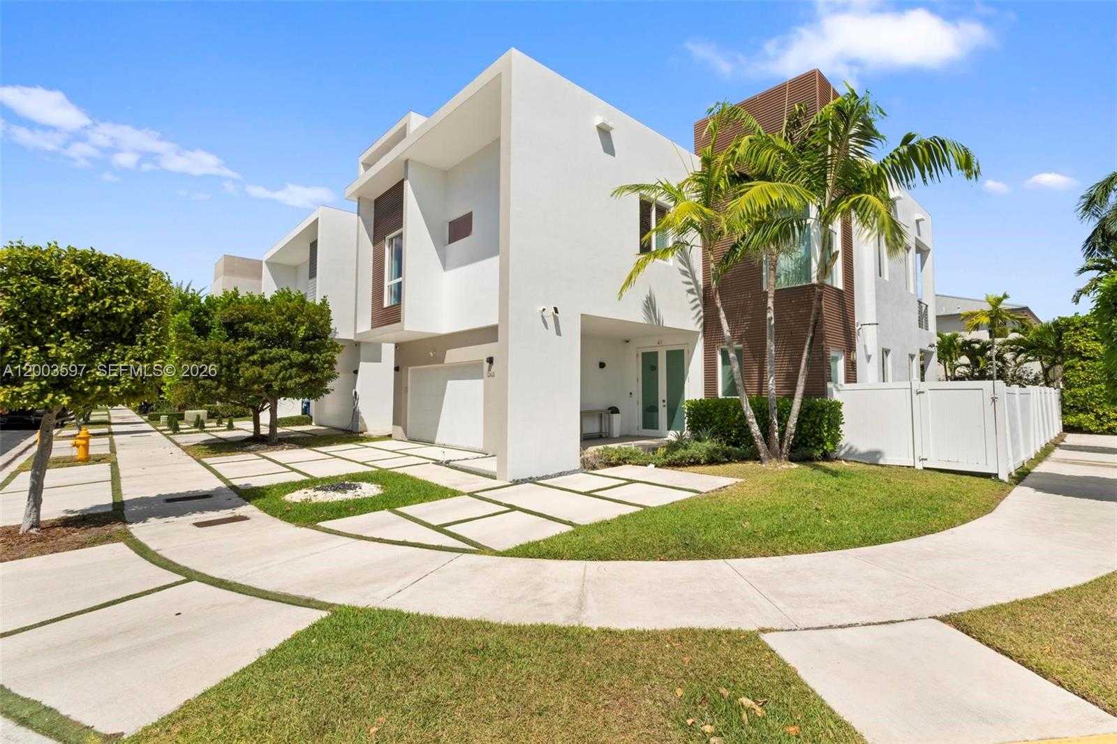 10431 NW 68th Ter Doral Florida United States, for Sale, residential, Roberto Villasmil, Interinvestments Realty, Inc.