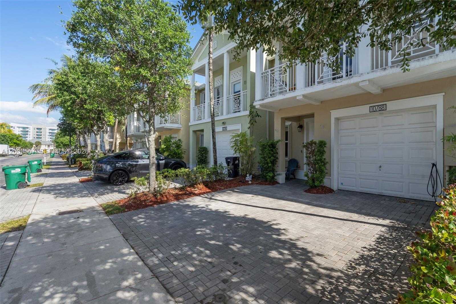 10788 NW 76th Ln Doral Florida United States, for Sale, residential, Roberto Villasmil, Interinvestments Realty, Inc.