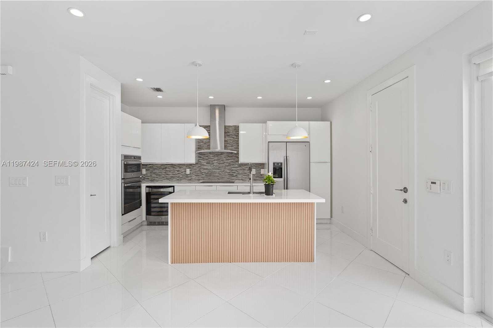 6432 NW 104th Ct Doral Florida United States, for Rent, residential, Roberto Villasmil, Interinvestments Realty, Inc.
