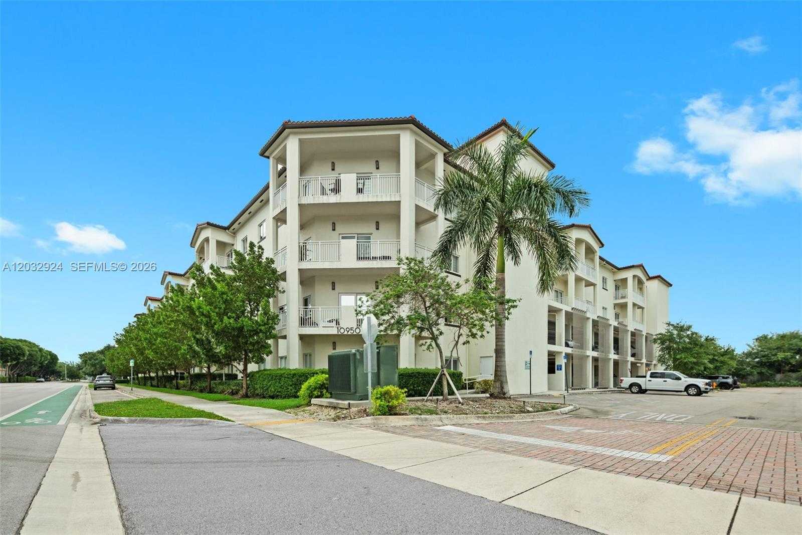 10950 NW 82nd St  APT 213 Doral Florida United States, for Sale, residential, Roberto Villasmil, Interinvestments Realty, Inc.