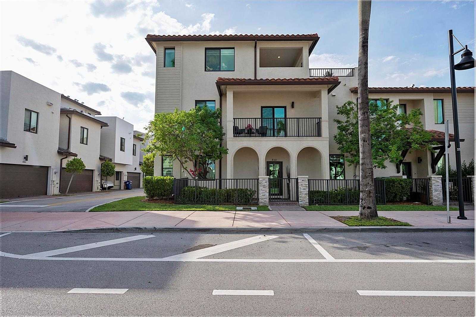 8321 Central Park Boulevard Doral Florida United States, for Sale, residential, Roberto Villasmil, Interinvestments Realty, Inc.