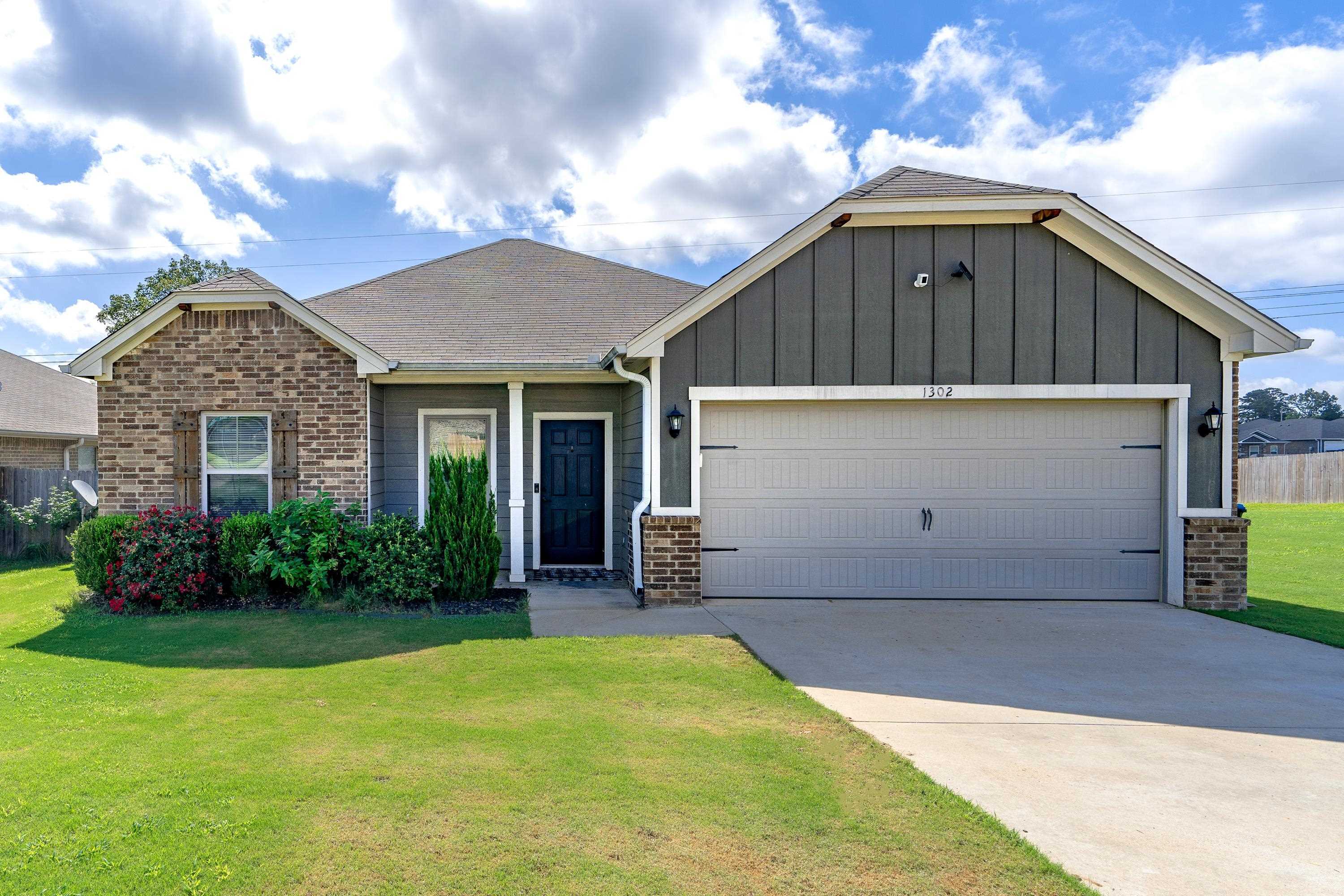 1302 Santa Cruz Dr. Longview Texas United States, for Sale, residential, Dona  Willett, Summers Cook & CO.