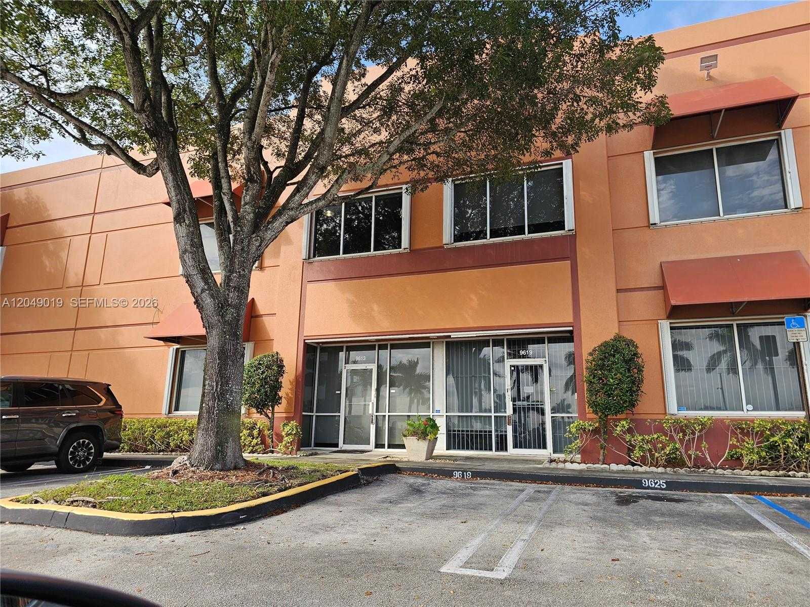 9613 NW 33rd St Doral Florida United States, for Sale, commercial, Roberto Villasmil, Interinvestments Realty, Inc.