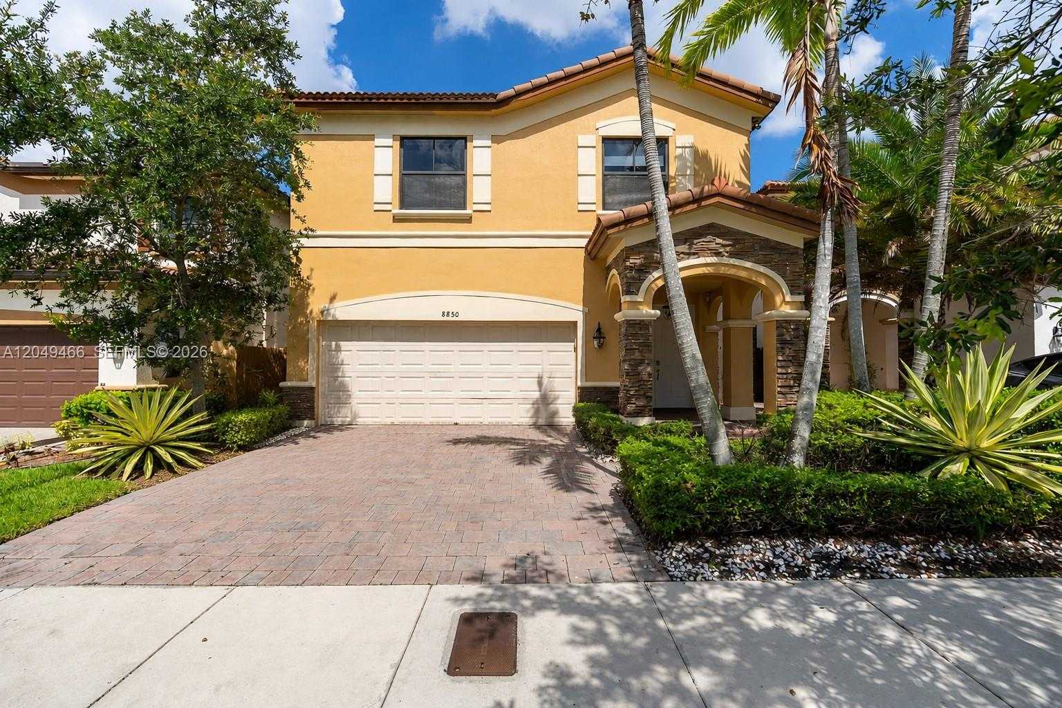 8850 NW 99th Path Doral Florida United States, for Sale, residential, Roberto Villasmil, Interinvestments Realty, Inc.