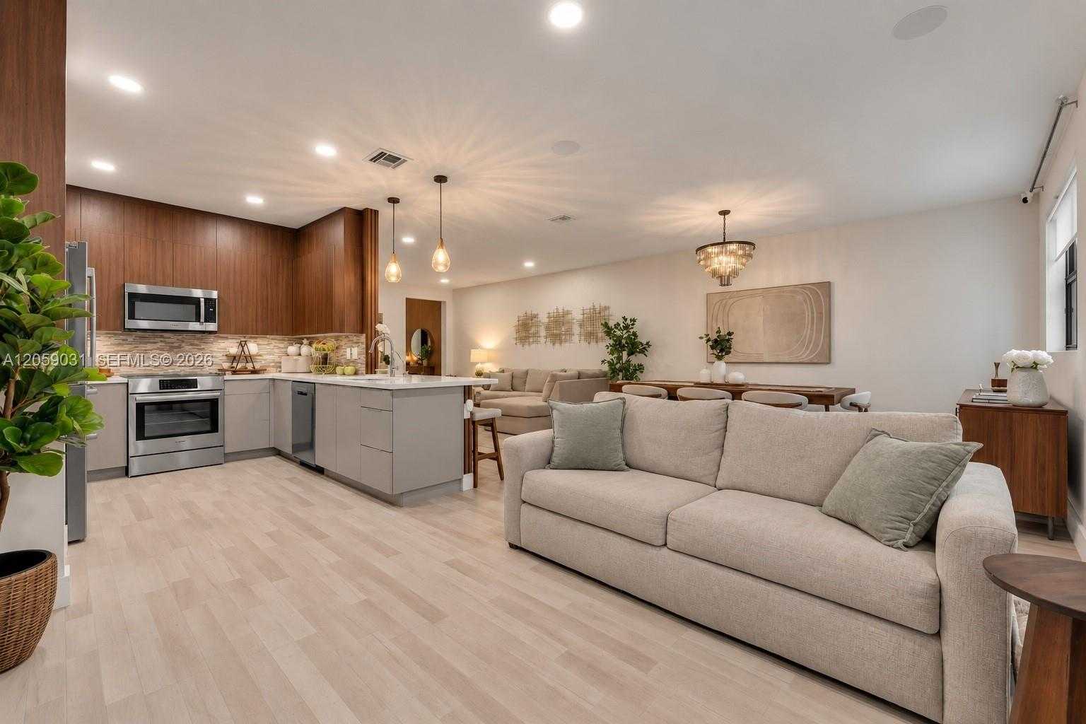 10533 NW 78th Ter Doral Florida United States, for Sale, residential, Roberto Villasmil, Interinvestments Realty, Inc.