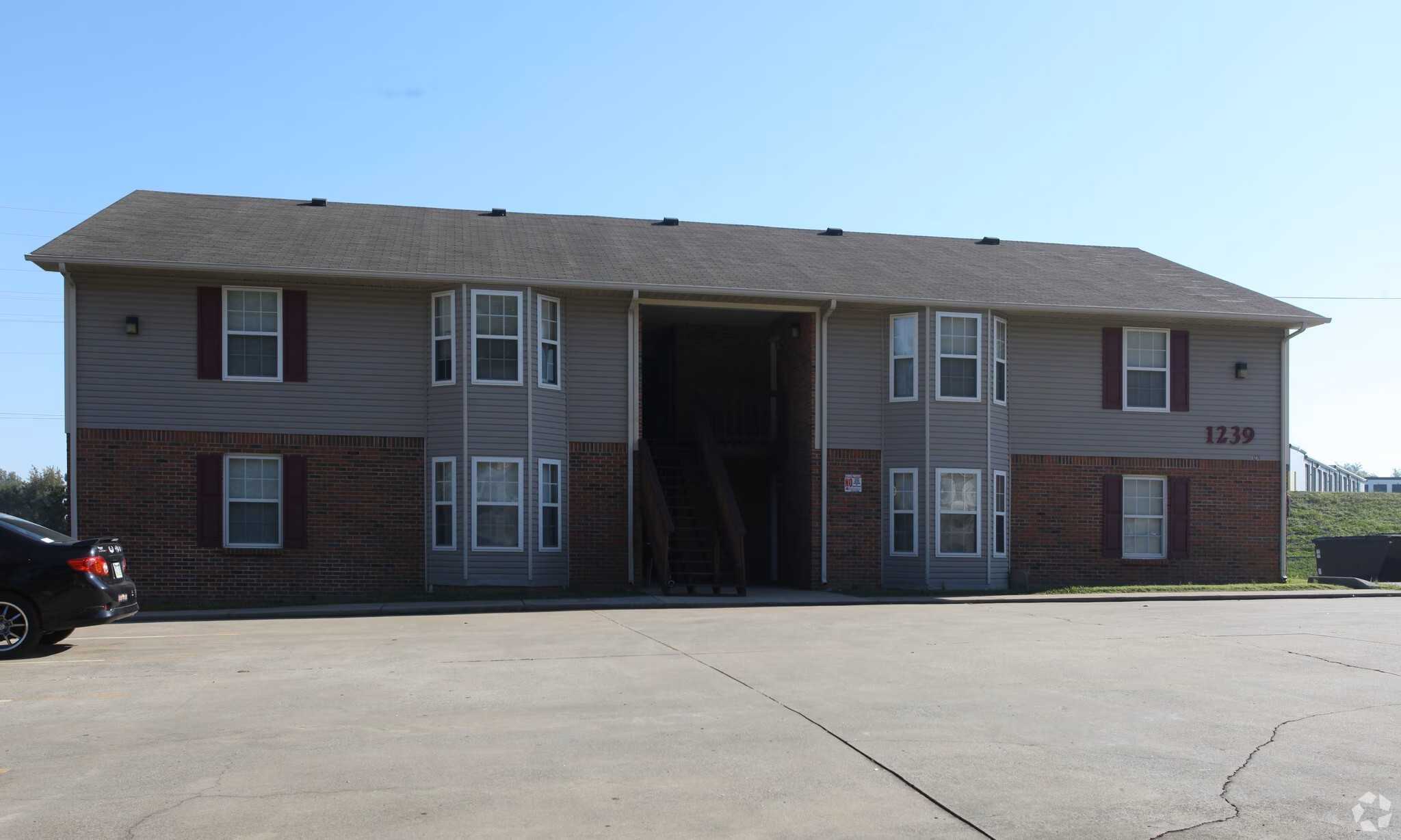 1208 Parkway Pl  APT B Clarksville Tennessee United States, for Rent, residential, Rebekah  Sprabary, Sweet Home Realty & Property Management