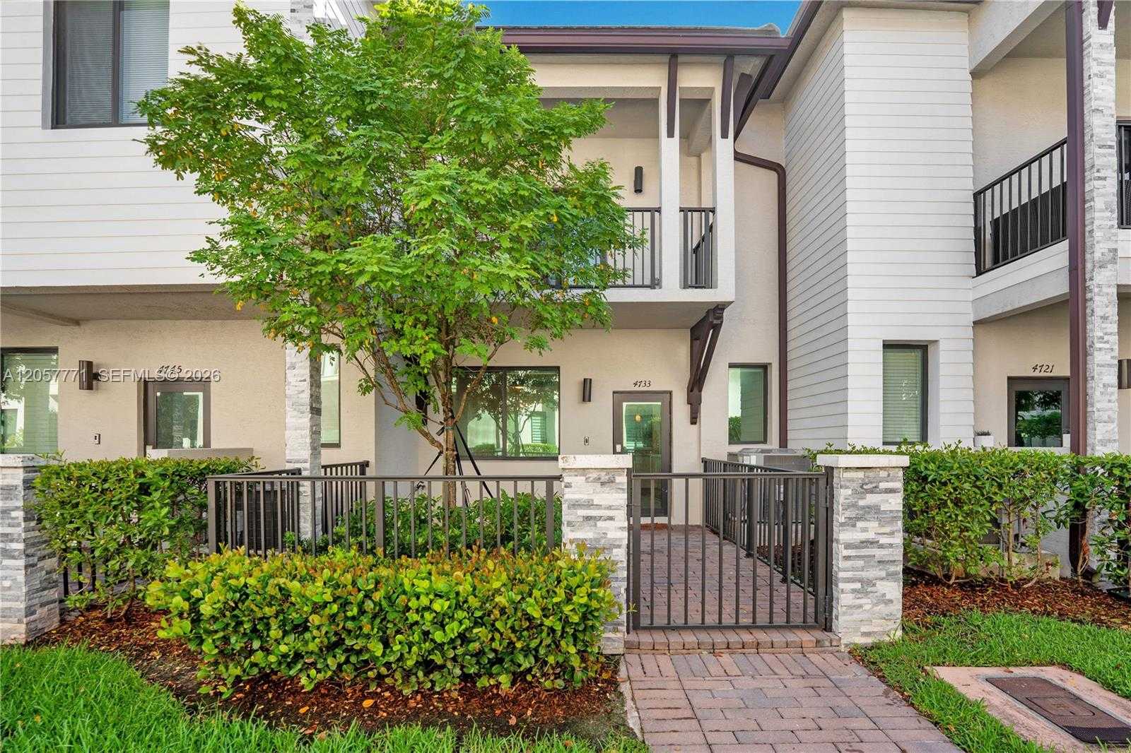 4733 NW 83rd Pkwy Doral Florida United States, for Sale, residential, Roberto Villasmil, Interinvestments Realty, Inc.