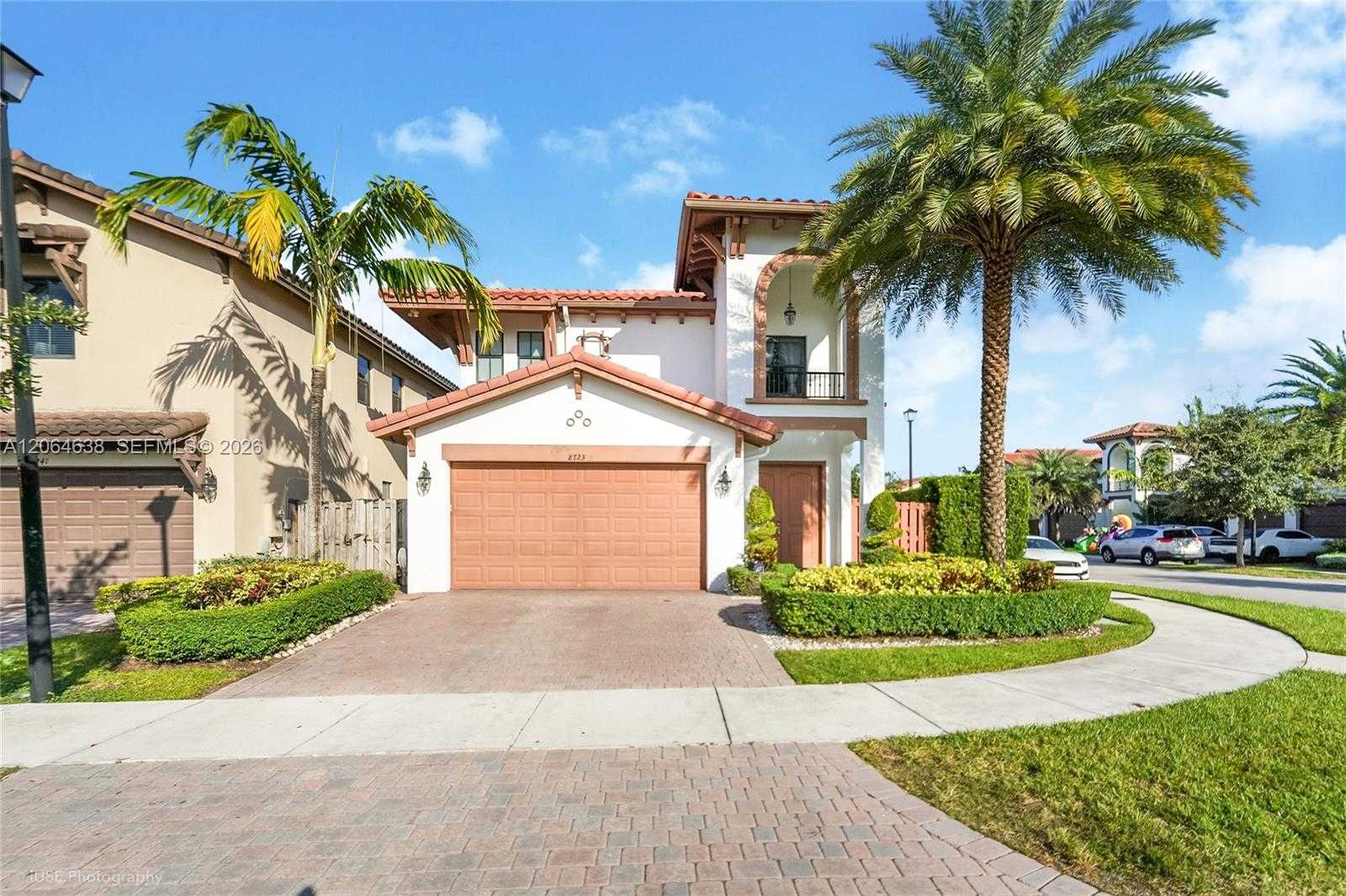 8723 NW 102nd Pl Doral Florida United States, for Sale, residential, Roberto Villasmil, Interinvestments Realty, Inc.