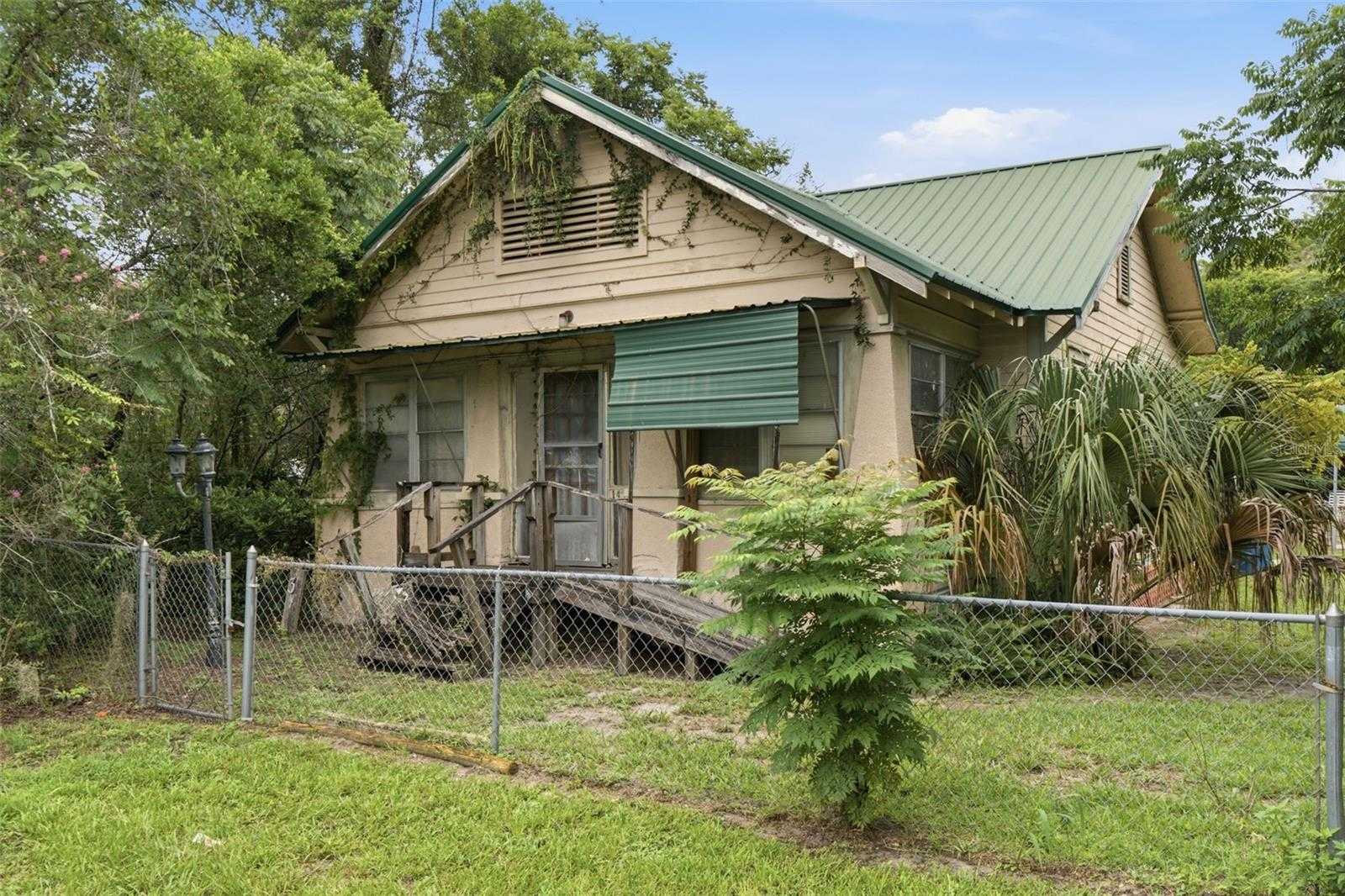 1413 E NEW YORK AVENUE Deland Florida United States, Sale Pending, residential,  , DASH Real Estate Company