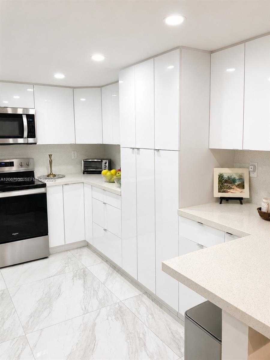 9735 NW 52nd St  APT 305 Doral Florida United States, for Rent, residential, Roberto Villasmil, Interinvestments Realty, Inc.