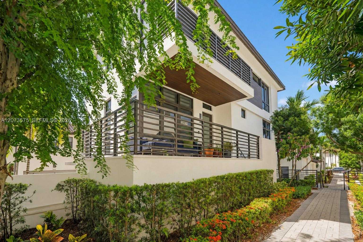 8267 NW 48th St Doral Florida United States, for Sale, residential, Roberto Villasmil, Interinvestments Realty, Inc.