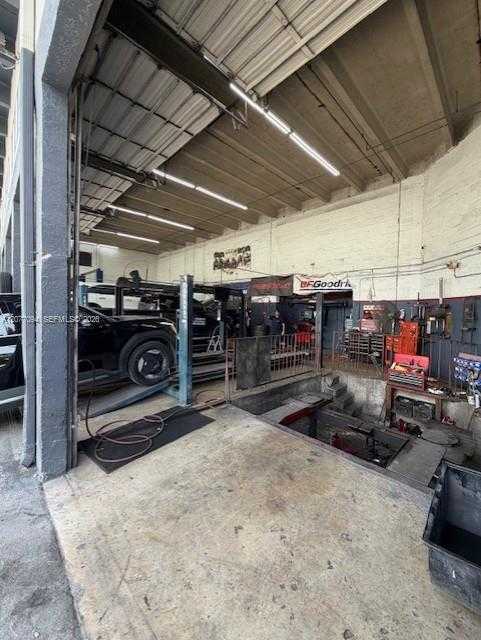 ESTABLISHED TIRE/MECHANIC SHOP Miami Florida United States, for Sale, commercial, Demo Agent, InCom Real Estate - New Demo Office