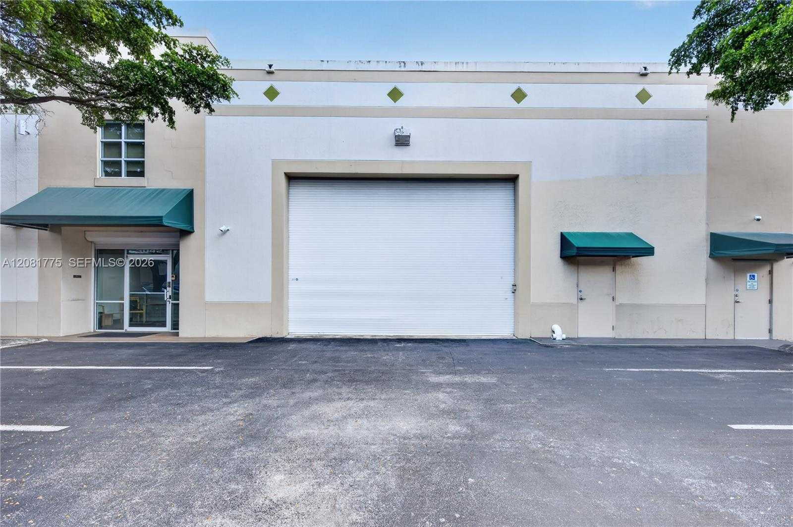 3042 NW 82nd Ave Doral Florida United States, for Sale, commercial, Roberto Villasmil, Interinvestments Realty, Inc.