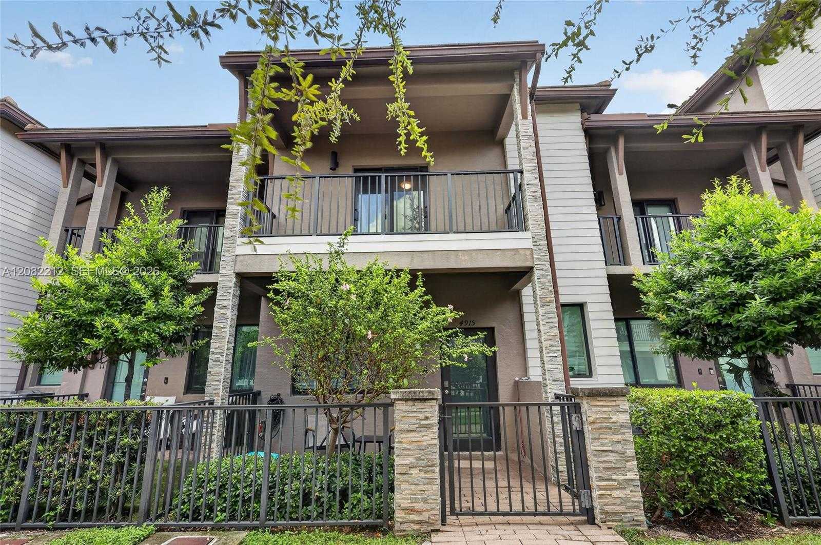 4915 NW 83rd Path  APT 4915 Doral Florida United States, for Sale, residential, Roberto Villasmil, Interinvestments Realty, Inc.