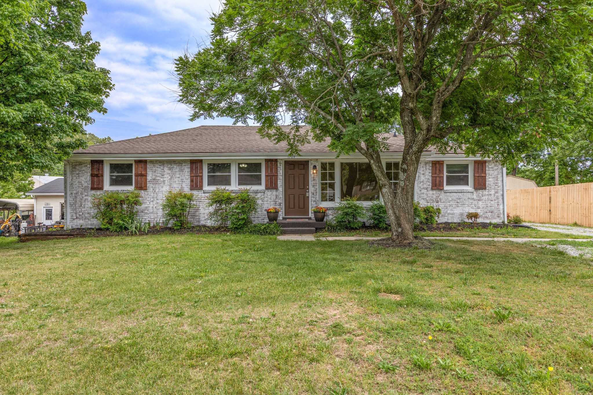 1704 Woodside Dr Springfield Tennessee United States, for Sale, residential, Adam  Hanes, LPT Realty