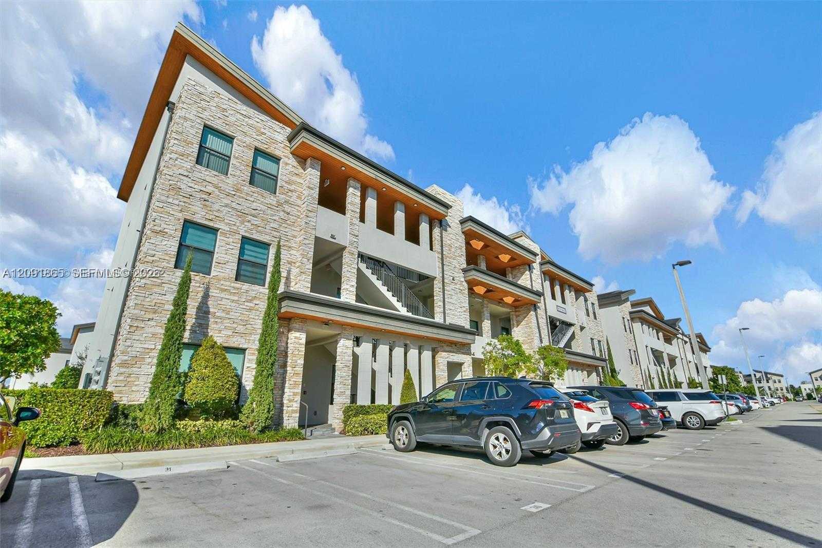 7805 NW 104th Ave  APT 32 Doral Florida United States, for Rent, residential, Roberto Villasmil, Interinvestments Realty, Inc.