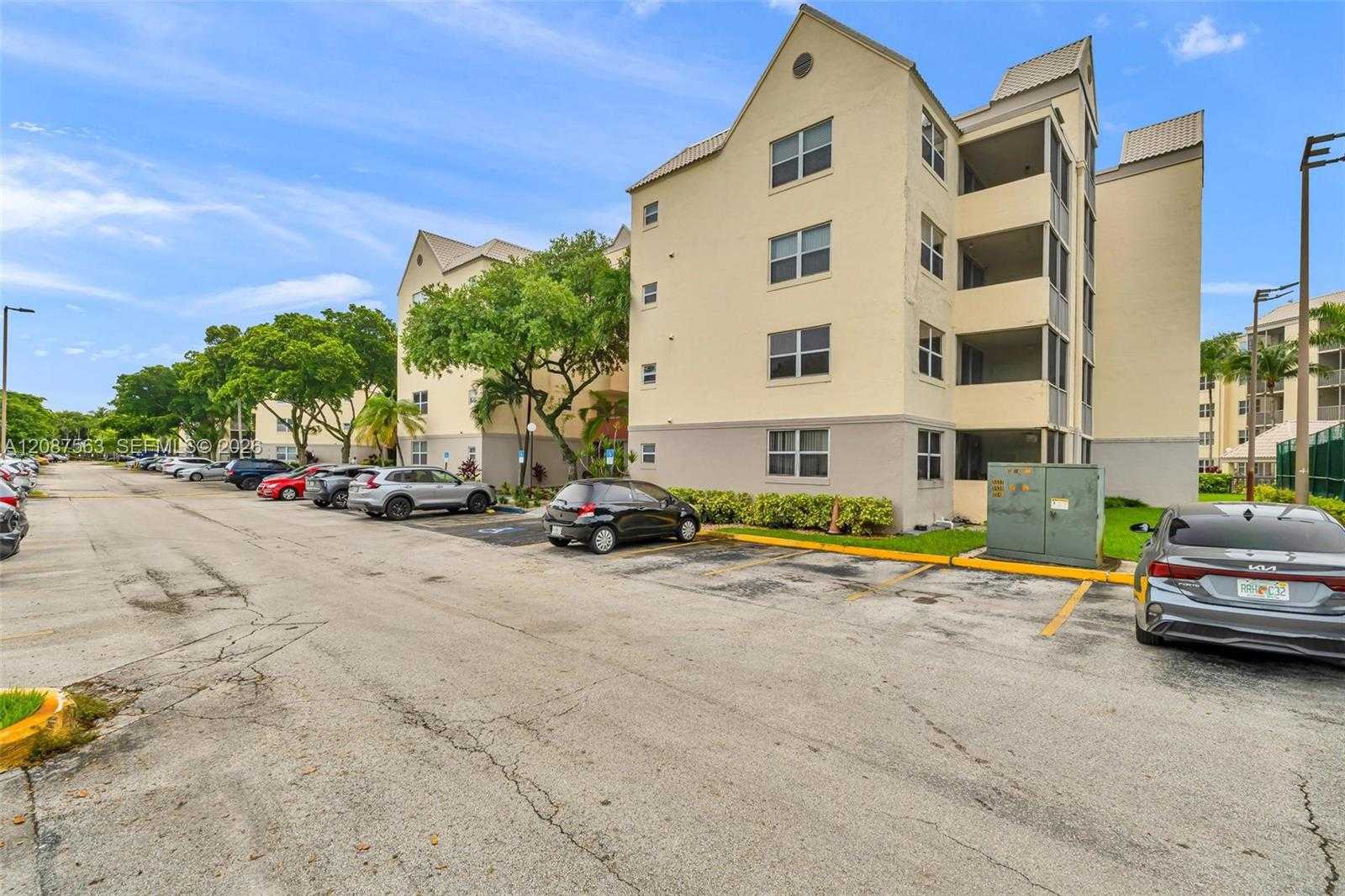8255 Lake Dr  APT 304 Doral Florida United States, for Rent, residential, Roberto Villasmil, Interinvestments Realty, Inc.