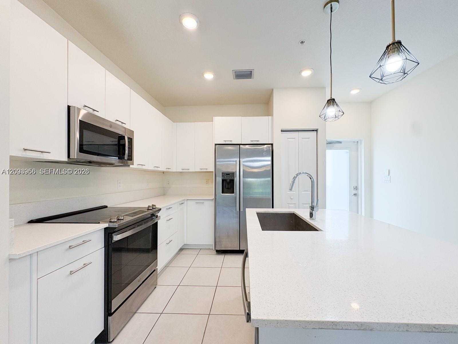 8167 NW 41st St  APT E-206 Doral Florida United States, for Rent, residential, Roberto Villasmil, Interinvestments Realty, Inc.