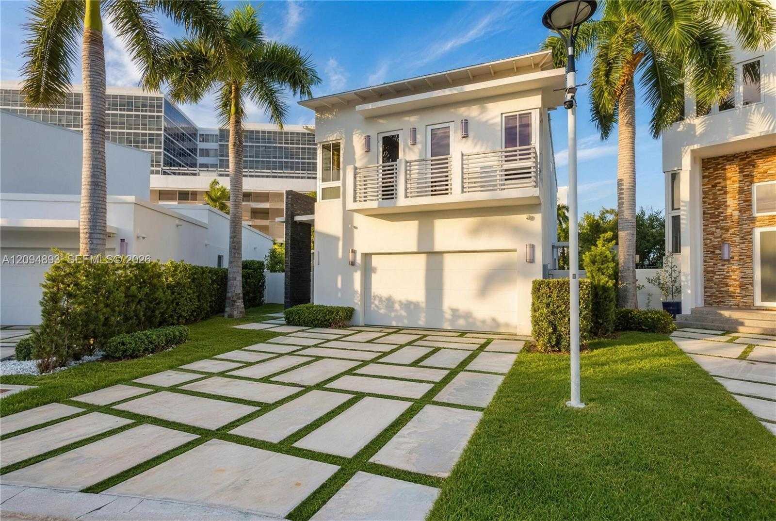 8221 NW 34th Dr Doral Florida United States, for Sale, residential, Roberto Villasmil, Interinvestments Realty, Inc.