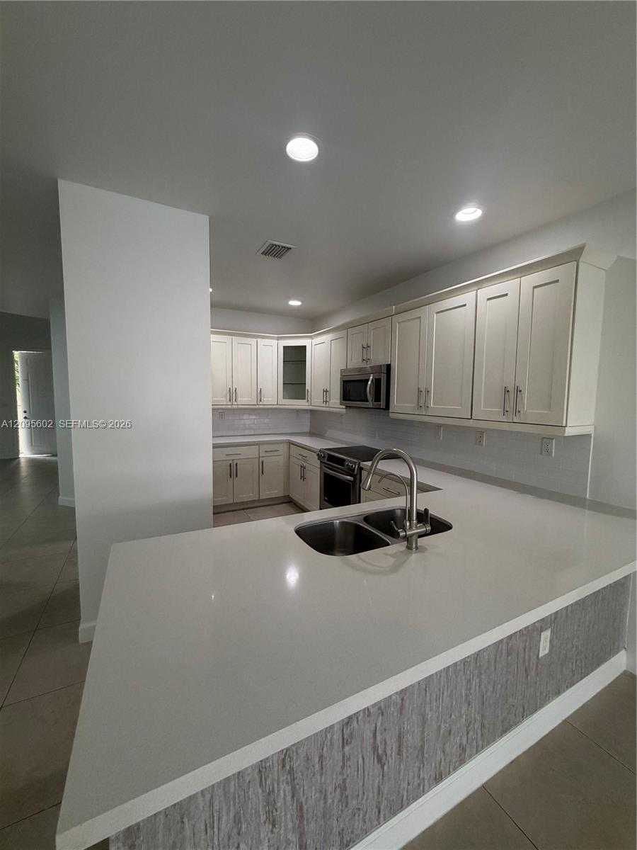 10461 NW 61st st Doral Florida United States, for Rent, residential, Roberto Villasmil, Interinvestments Realty, Inc.