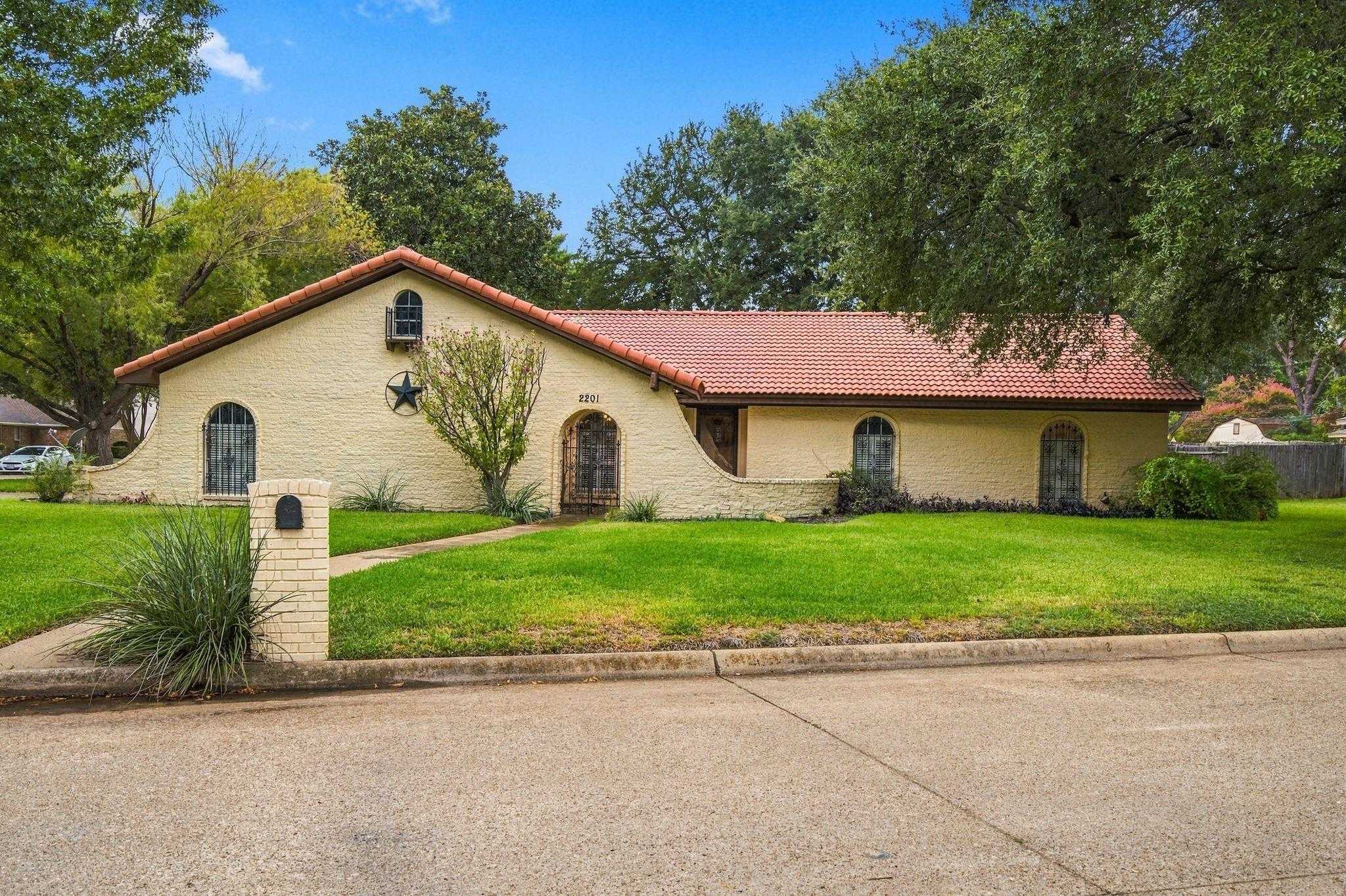 2201 Scarlet Lane Grand Prairie Texas United States, for Sale, residential,  , It's Closing Time Realty
