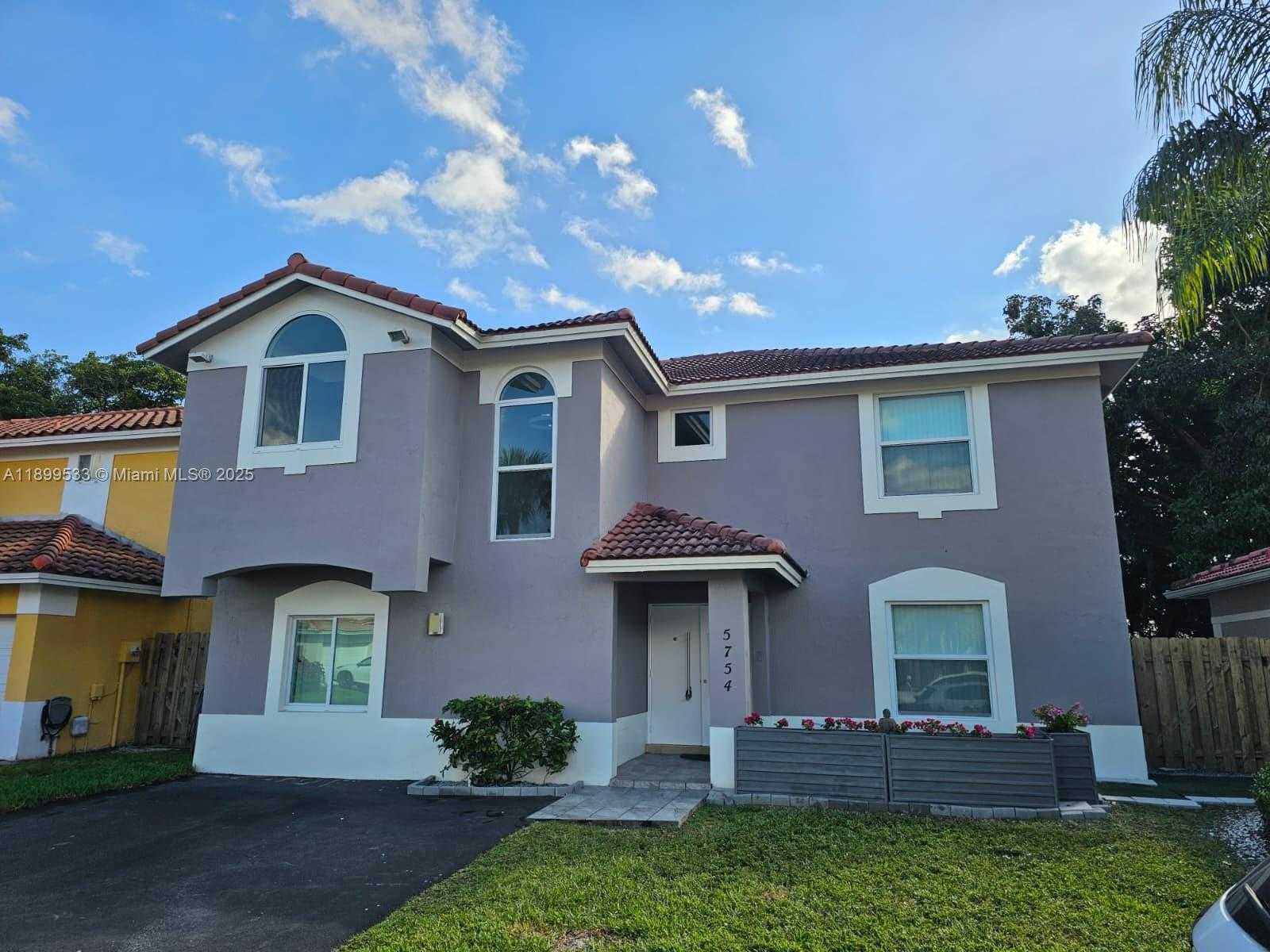 5754 NW 98th Ave Doral Florida United States, for Sale, residential, Roberto Villasmil, Interinvestments Realty, Inc.