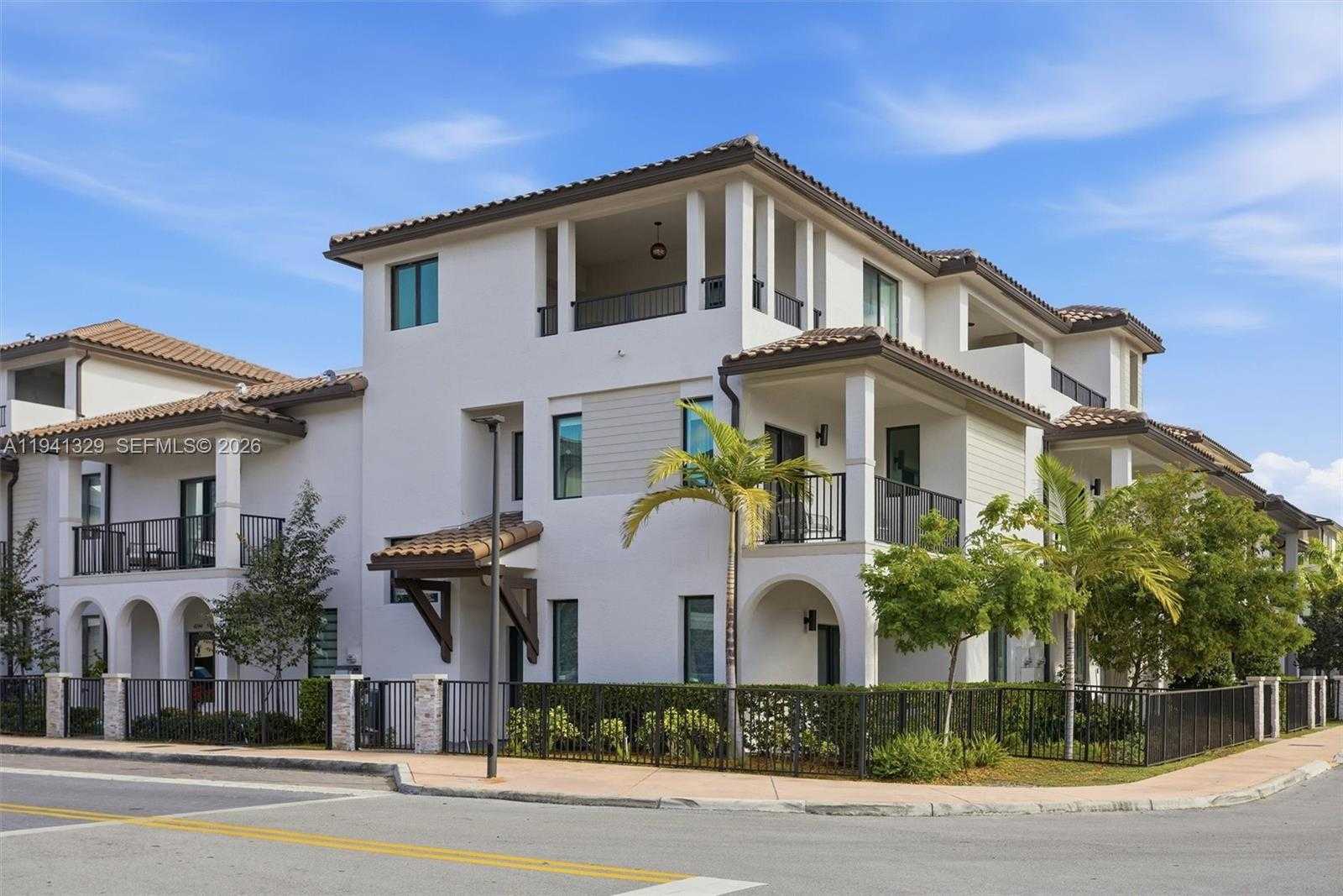 4250 NW 83rd Ave Doral Florida United States, for Sale, residential, Roberto Villasmil, Interinvestments Realty, Inc.