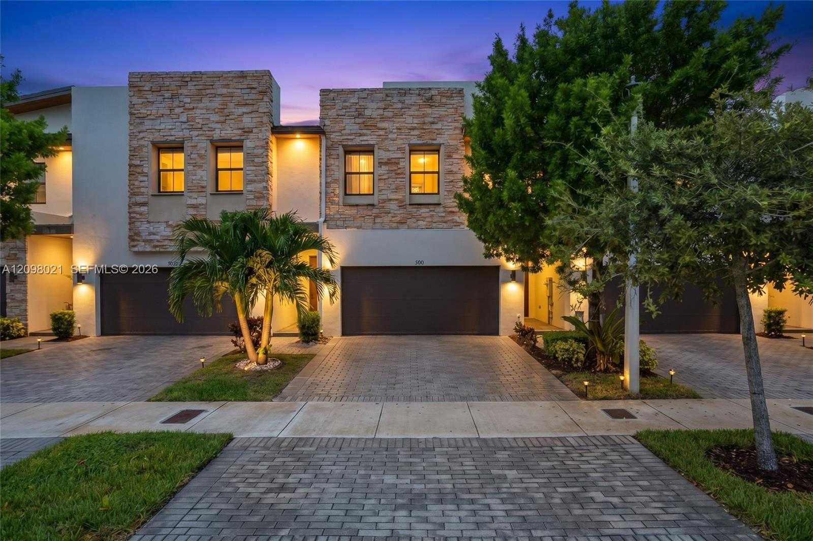 8110 NW 104th Ct Doral Florida United States, for Sale, residential, Roberto Villasmil, Interinvestments Realty, Inc.