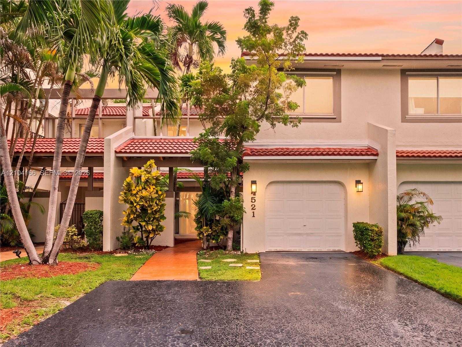 4521 NW 102nd Ct Doral Florida United States, for Sale, residential, Roberto Villasmil, Interinvestments Realty, Inc.