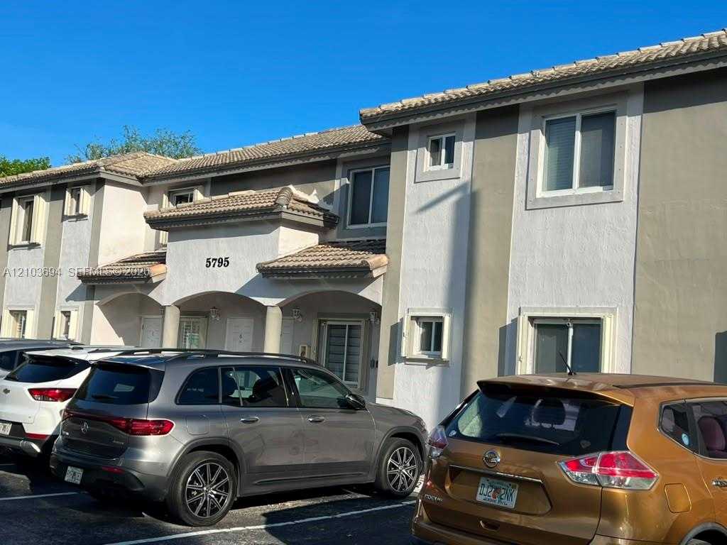 5795 NW 109th Ave  APT 8 Doral Florida United States, for Rent, residential, Roberto Villasmil, Interinvestments Realty, Inc.