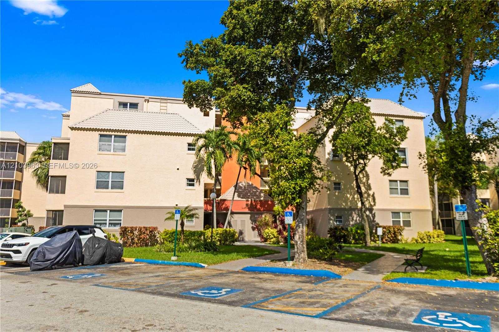 8215 Lake Dr  APT 502 Doral Florida United States, for Sale, residential, Roberto Villasmil, Interinvestments Realty, Inc.