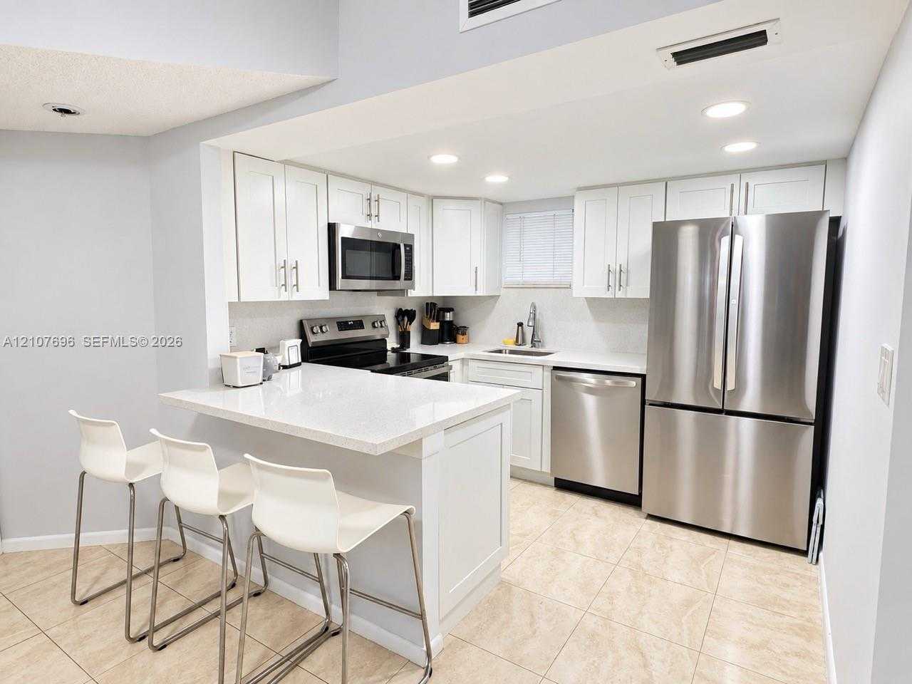 8290 Lake Dr  APT 418 Doral Florida United States, for Sale, residential, Roberto Villasmil, Interinvestments Realty, Inc.