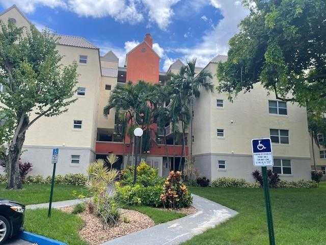 8363 Lake Drive APT 506 Doral Florida United States, for Rent, residential, Roberto Villasmil, Interinvestments Realty, Inc.