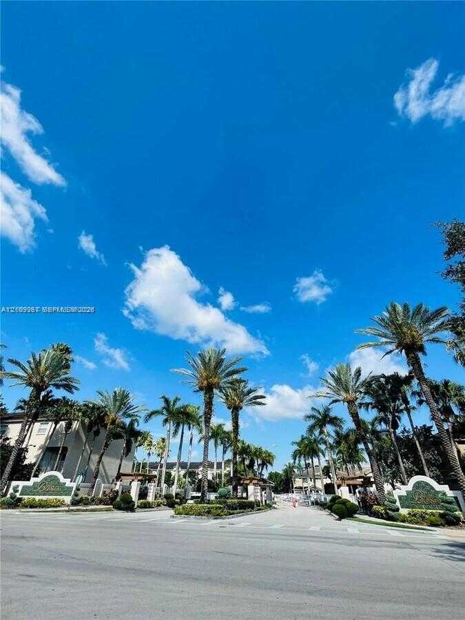 5610 NW 114th Pl  APT 212 Doral Florida United States, for Sale, residential, Roberto Villasmil, Interinvestments Realty, Inc.