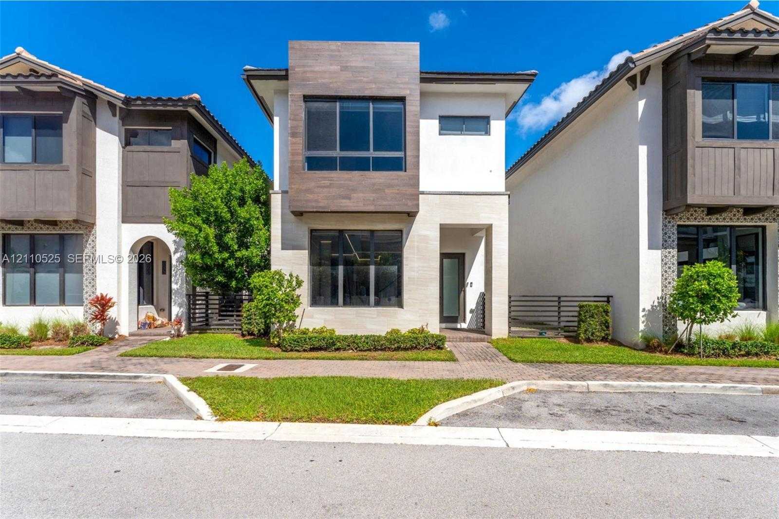 8061 NW 42nd St Doral Florida United States, for Sale, residential, Roberto Villasmil, Interinvestments Realty, Inc.
